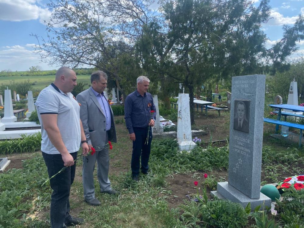 Таймураз Арсоев: Сегодня совместно с депутатами Волновахского муниципального совета Романом Дудкой и Андреем Арыхом почтили память героя Великой Отечественной войны кавалера орденов Славы, Харитонова Тараса Поликарповича в...