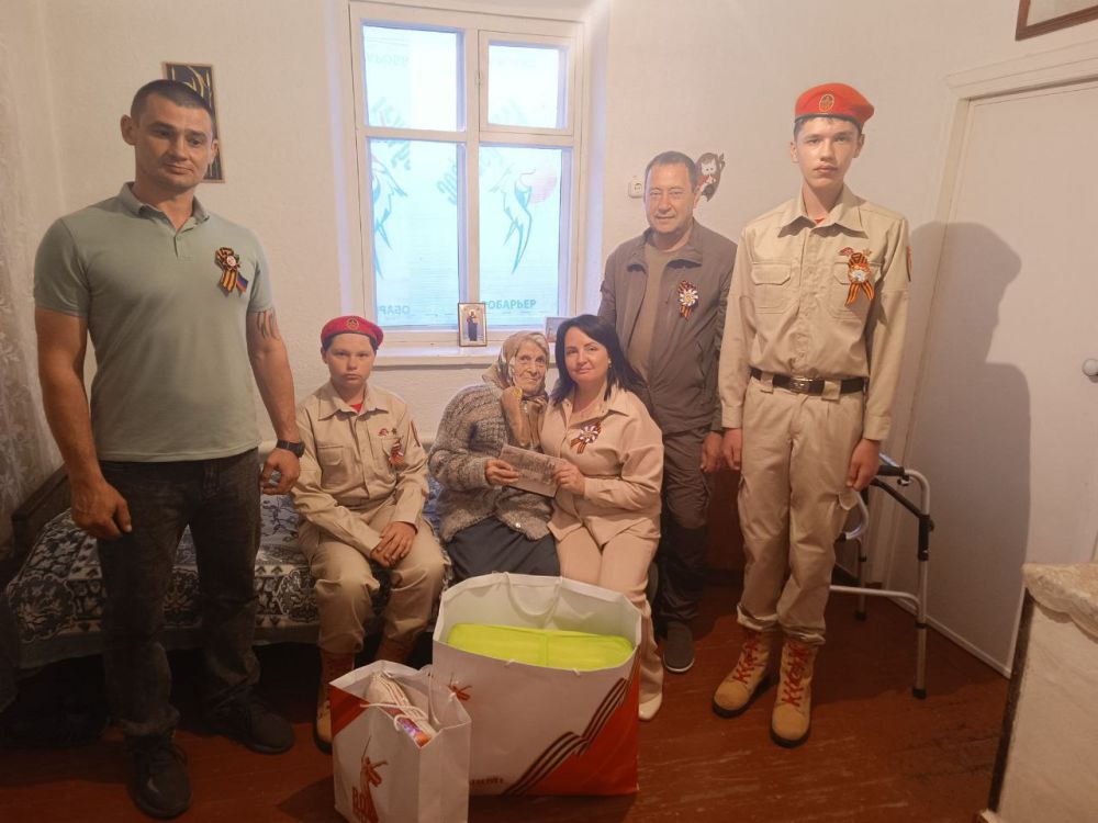Спасибо за мир. В рамках празднования 80-летия Победы председатель Совета женщин, координатор Женского движения «Единой России» Волновахского МО Елена Снисаренко поздравила наших дорогих ветеранов Великой Отечественной войны