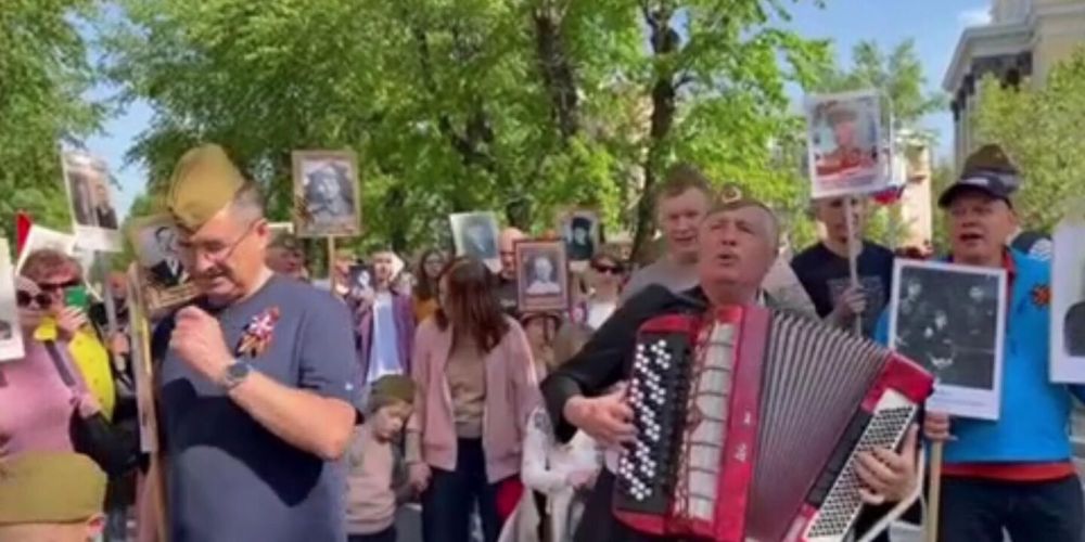 Барнаульцы несли в колонне "Бессмертного полка" фотографии героев ДНР