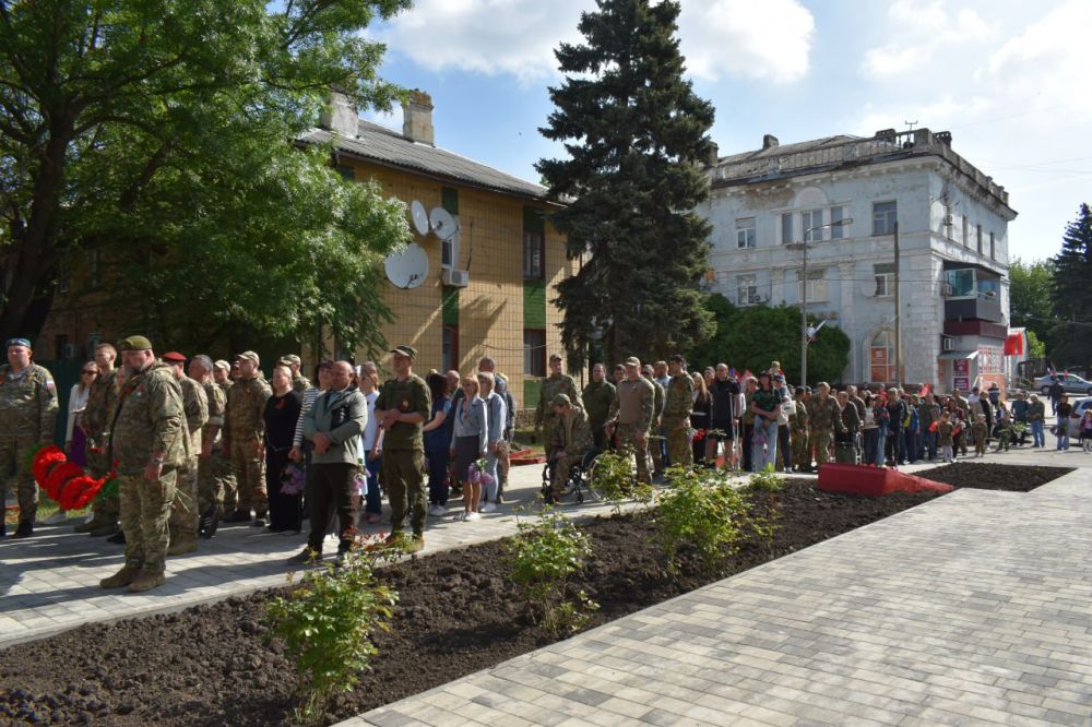 Игорь Лызов: Вместе с коллегами, представителями регионов-шефов Амурской и Еврейской Автономной области, депутатами муниципального совета, жителями и гостями города возложили цветы у Вечного огня