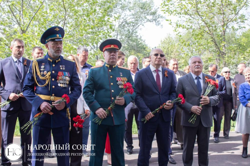 Константин Кузьмин: В ходе праздничных мероприятий с коллегами открыли бюст бюст Герою Советского Союза, освобождавшего от фашистских захватчиков Мариуполь в 1943 году, Федору Евгеньевичу Котанову