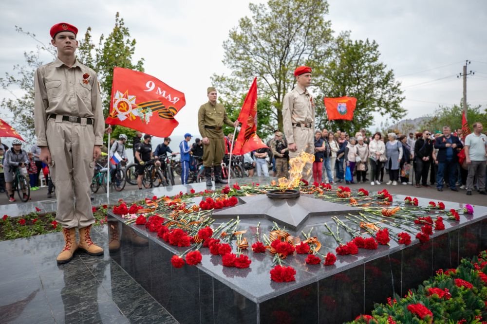 Олег Моргун: На левобережье возложили цветы у памятного знака Воинам-освободителям 221-й Мариупольской и 130-й Таганрогской Дивизий