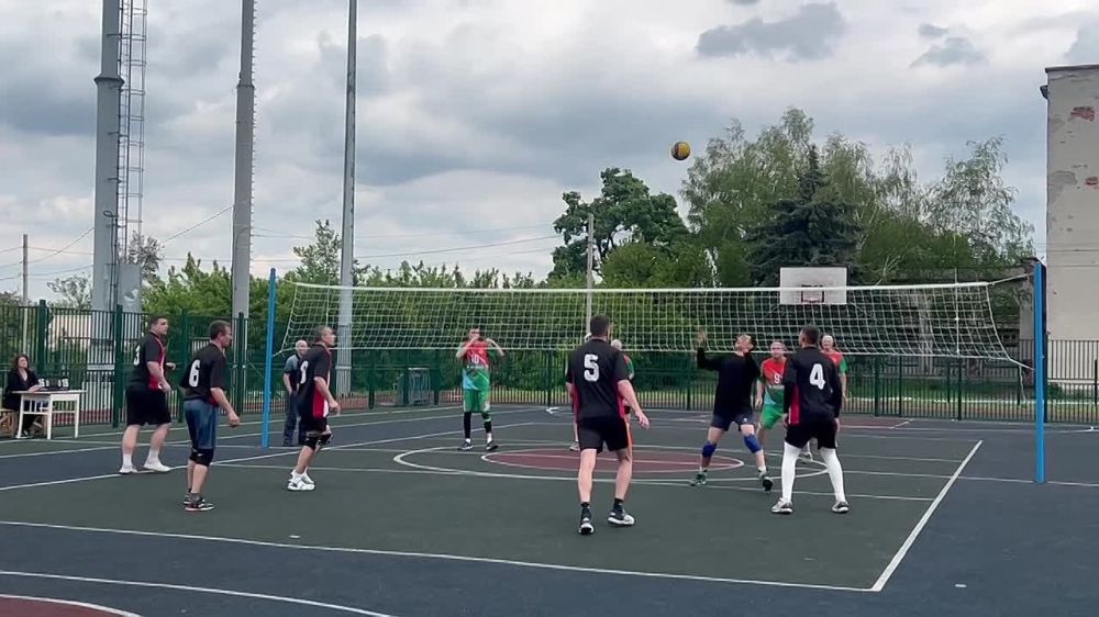 Сергей Желновач: Сегодня, отдел физической культуры, спорта и туризма администрации городского округа Дебальцево, в рамках спортивного марафона "Сила России" провел муниципальный турнир по волейболу, приуроченный к 80-ой...