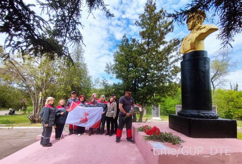 СОТРУДНИКИ «ХАРЦЫЗСКТЕПЛОСЕТИ» ВОЗЛОЖИЛИ ЦВЕТЫ К ПАМЯТНИКУ ГЕРОЮ СОВЕТСКОГО СОЮЗА Е.А.АЛЕХНОВИЧУ В ЗУГРЭСЕ