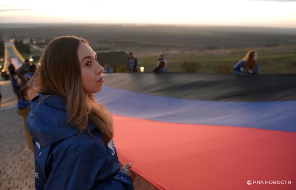 В Донецке развернули 200-метровый флаг ДНР