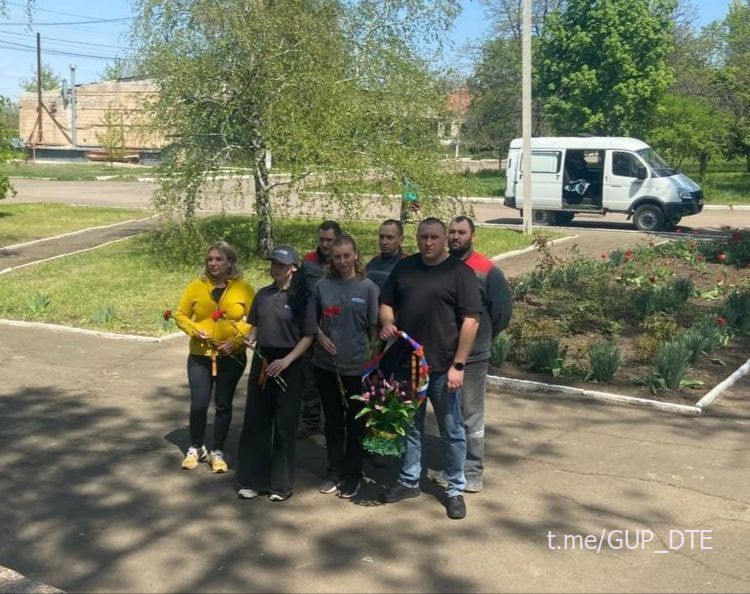 «ДОНБАССТЕПЛОЭНЕРГО» ПОМНИТ!»: СОТРУДНИКИ ФИЛИАЛА «ВОЛНОВАХАТЕПЛОСЕТЬ» ВОЗЛОЖИЛИ ЦВЕТЫ К ПАМЯТНИКУ ПОГИБШИМ В ВЕЛИКОЙ ОТЕЧЕСТВЕННОЙ ВОЙНЕ В П.ОКТЯБРЬСКИЙ