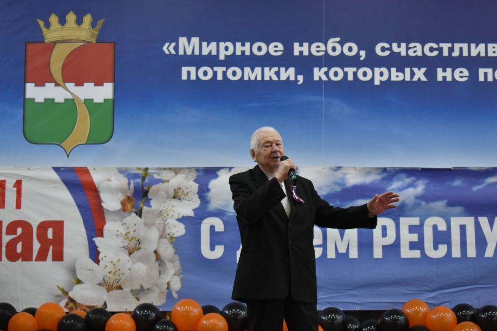 На праздничном концерте, посвященном Дню Донецкой Народной Республики глава Амвросиевского округа Игорь Лызов и председатель Амвросиевского муниципального совета Александр Шульга тепло поздравили всех собравшихся с...