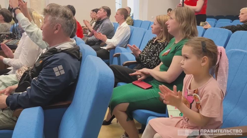 Андрей Чертков: Вместе с Председателем Правительства Республики Саха Кириллом Евгеньевичем Бычковым открыли в Еленовке обновленный Дом культуры