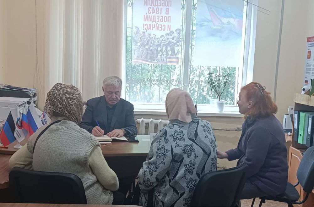 Сергей Литвинов: Прием граждан. 14 мая провел прием граждан по личным вопросам в общественной приемной «Единой России» в городе Ждановка, на котором обсудили вопросы: — оплаты ЖКХ