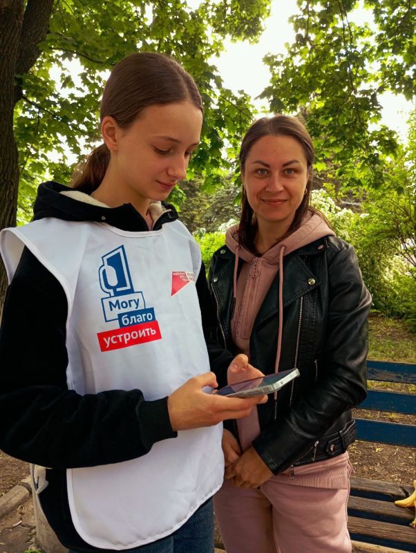Волонтеры помогают жителям принять участие в голосовании за реконструкцию объектов благоустройства в Ждановке