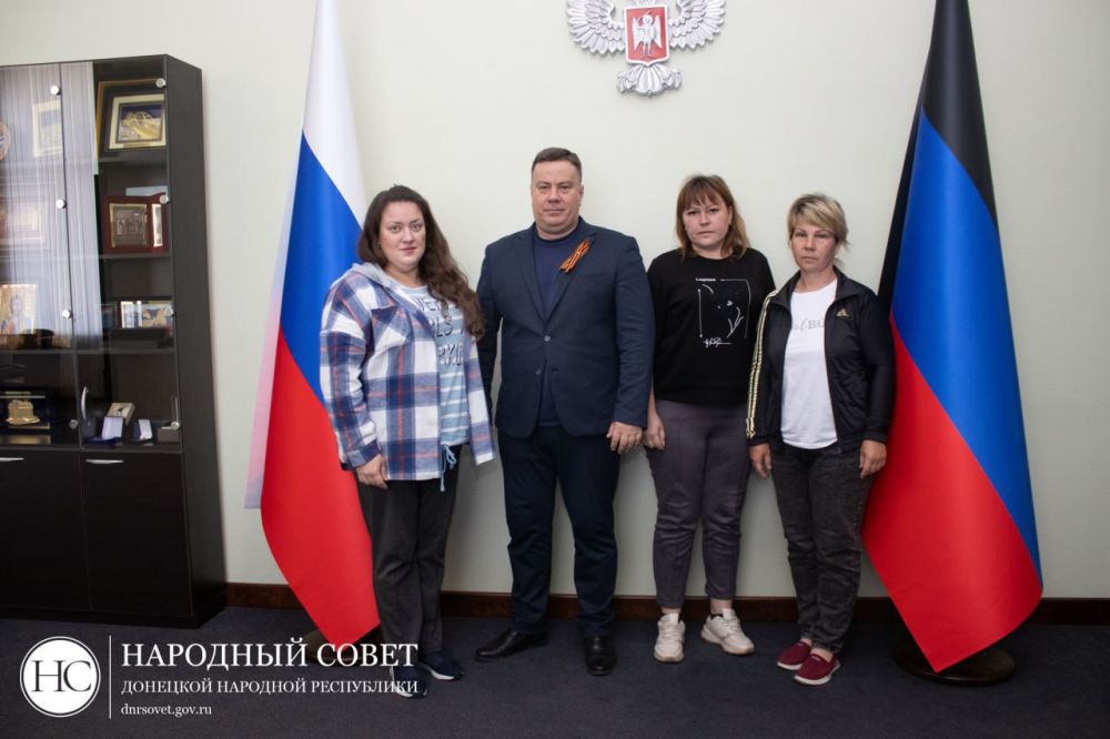 Константин Кузьмин: Депутаты Народного Совета ДНР регулярно проводят приемы граждан в своих округах, общаются со всеми категориями граждан – рабочими коллективами, молодежью, старшим поколением, военнослужащими и их семьями