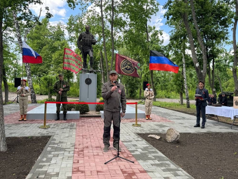 В рамках Года защитника Отечества в Летнем парке Волновахи открыли памятник Героям специальной военной операции 91 Полка