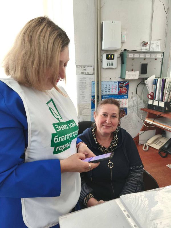 Волонтеры продолжают помогать жителям принять участие в голосовании за реконструкцию объектов благоустройства в Ждановке