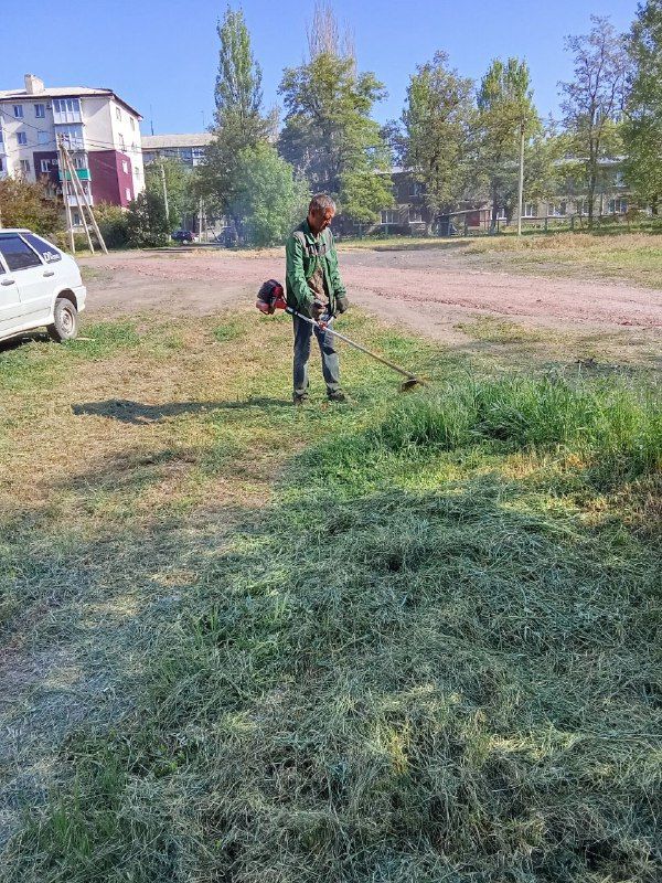 Силами коммунальных предприятий были проделаны работы по наведению чистоты и порядка на территории г. Моспино: