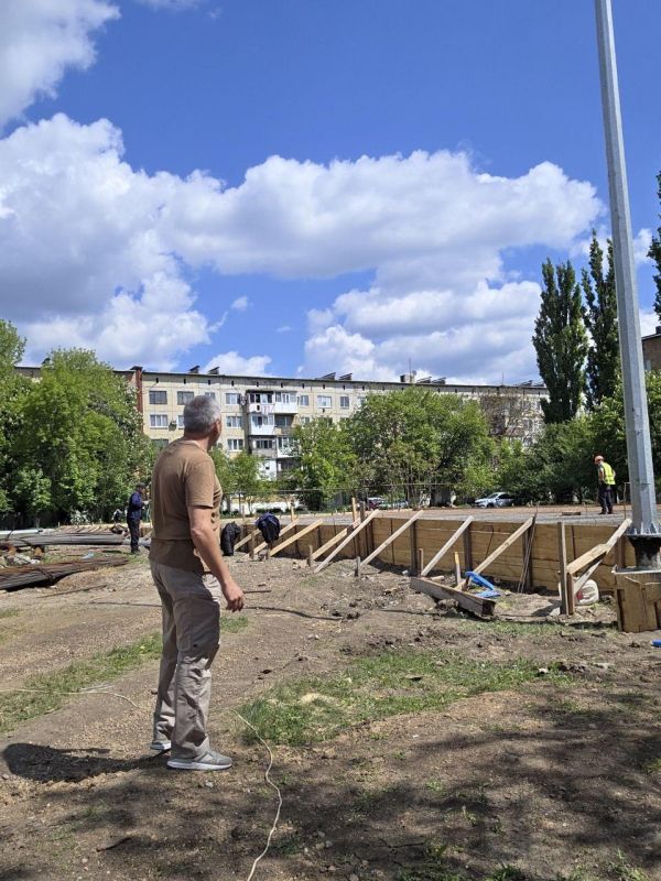 Руководитель восстановительной бригады Магадана проверил ход работ по строительству футбольного поля в Ждановке