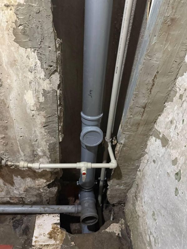 Аварийно-восстановительная бригада Магадана заменила инженерные сети в одном из домов Ждановки