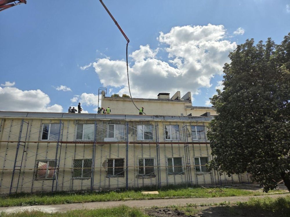 Магаданские строители приступили к заливке стяжки кровли здания Центра культуры и досуга в Ждановке