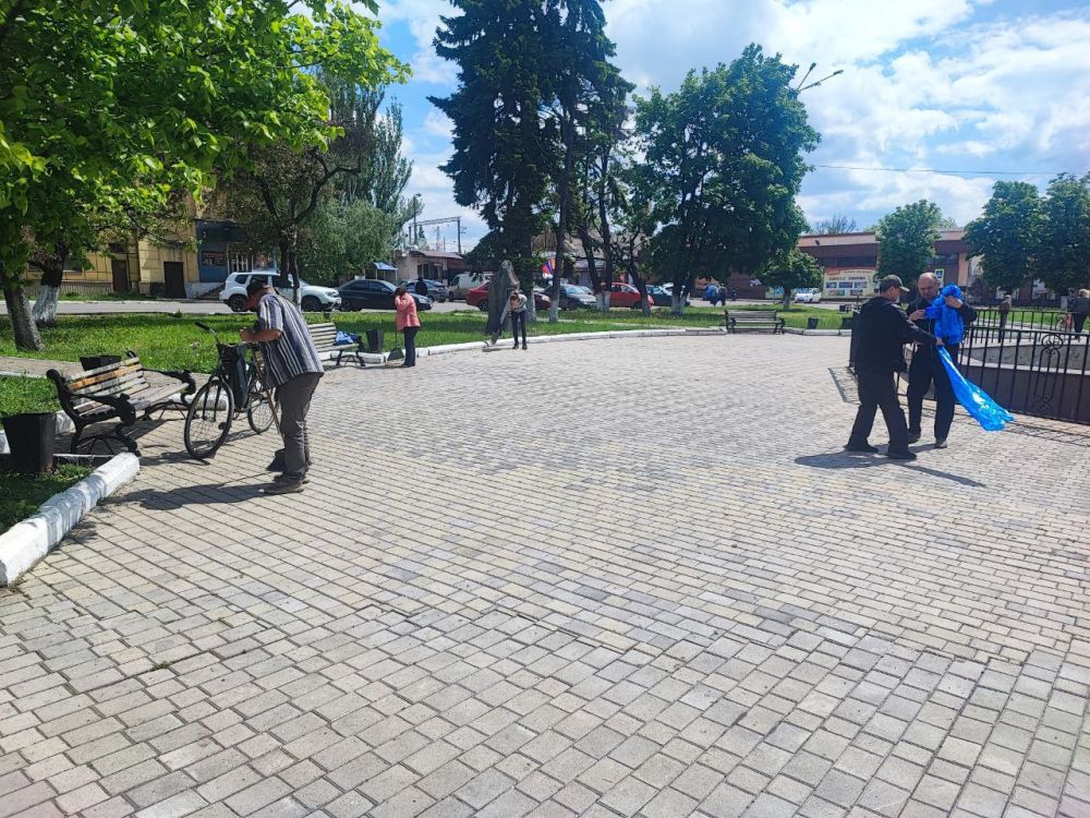 Сергей Желновач: 16 апреля 2025 года на территории городского округа Дебальцево состоялся субботник по уборке территории центральной части города, в котором приняли участия сотрудники предприятий, учреждений, организаций...