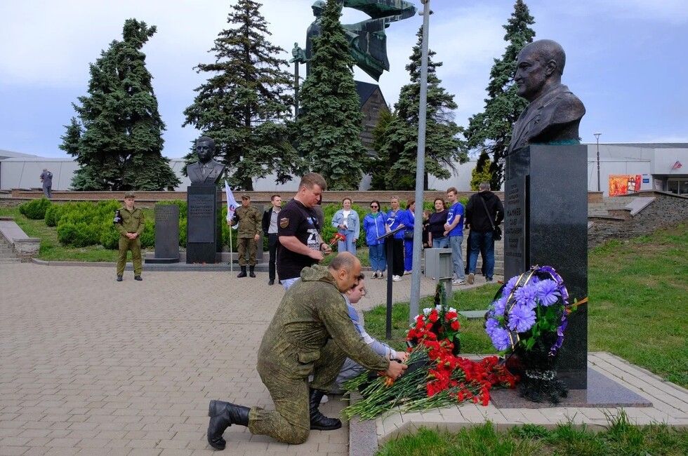 Подвиг жив: Молодежь ДНР почтила память Героя ДНР Олега Мамиева