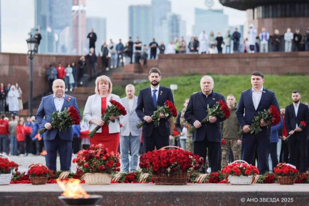 Вице-премьер Ольга Макеева вместе с «Непокорёнными» развернула Знамя Победы на Поклонной горе