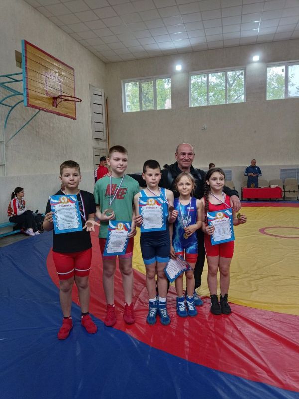 Школьники Ждановки показали достойные результаты в соревнованиях по вольной борьбе