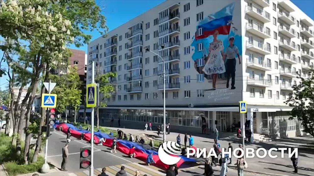Молодежь провела автопробег и развернула в центре Мариуполя 200-метровый флаг ДНР в преддверии Дня освобождения города, рассказал РИА Новости министр молодёжной политики республики Кирилл Макаров