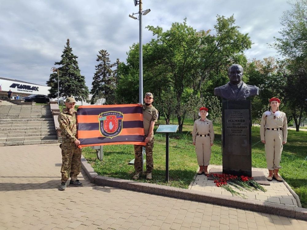 Юнармейцы ВПК «Доблесть» ГБОУ «Гимназия №19 г.о. Донецк» Мартыненко Ева, Талалайко Ирина заступили в почетный караул у бюста Олега Анатольевна Мамиева, позывной «Мамай»