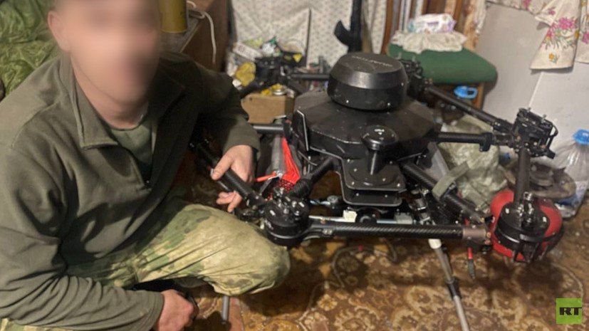Анна Долгарева: В небольшой комнате громоздятся друг на друге коптеры, на прикроватной тумбочке — фотография счастливого парня с женой и дочкой, отдельно стоит огромная «Баба-Яга», на которой нарисованы глаза и надета...