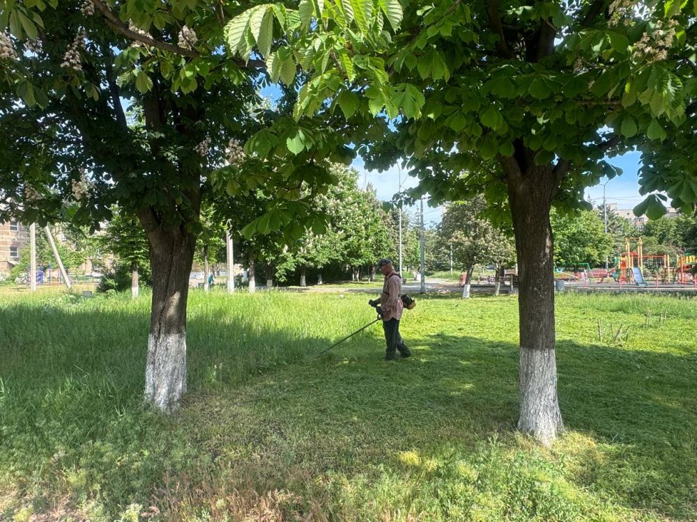 В Ждановке продолжаются работы по благоустройству