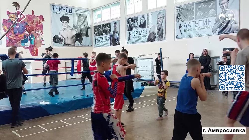 Бокс объединяет!. Под эгидой Единой России в Амвросиевке прошёл динамичный и вдохновляющий мастер-класс по боксу! Опытные тренеры из Амурской области делились секретами мастерства, помогая участникам раскрыть свои...