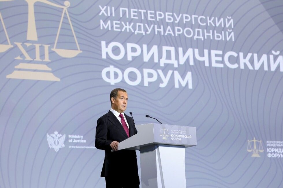 Медведев: на Украине нет лиц, уполномоченных на заключение мирного договора