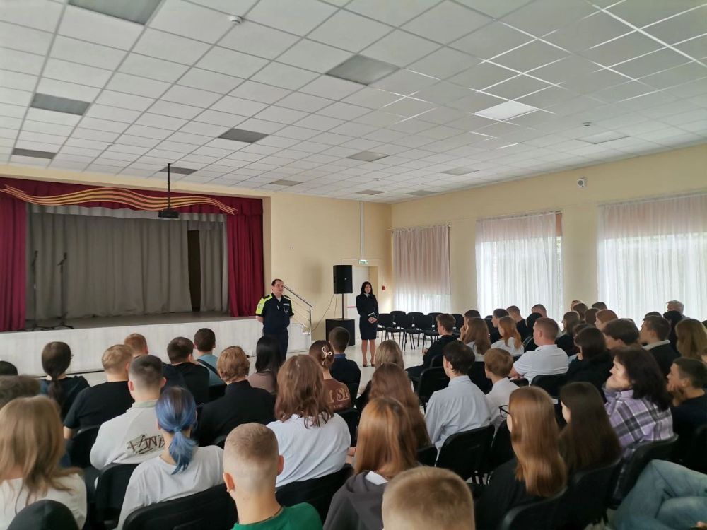В ГБОУ «Светлодарский УВК г.о. Дебальцево» состоялась важная и познавательная встреча обучающихся с инспектором ГИБДД ОМВД России «Дебальцевский» лейтенантом полиции Лабынцевым Д.С