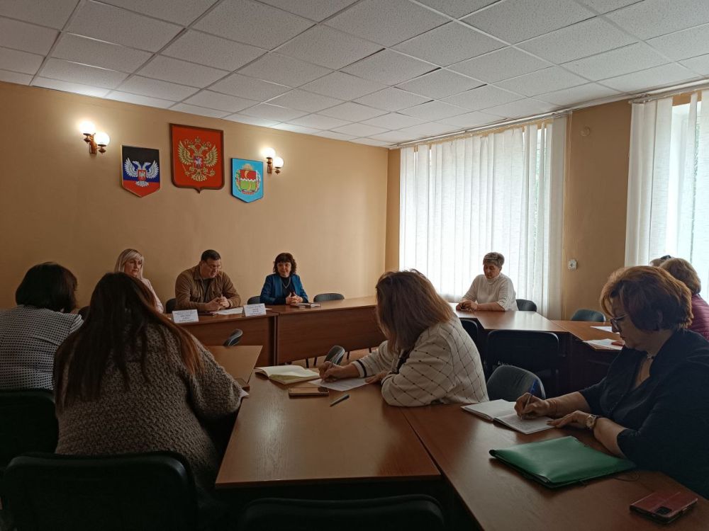 Секретарь Амвросиевского местного отделения «Всероссийской политической партии «Единая Россия» Игорь Лызов встретился с секретарями первичных отделений Всероссийской политической партии «Единая Россия»