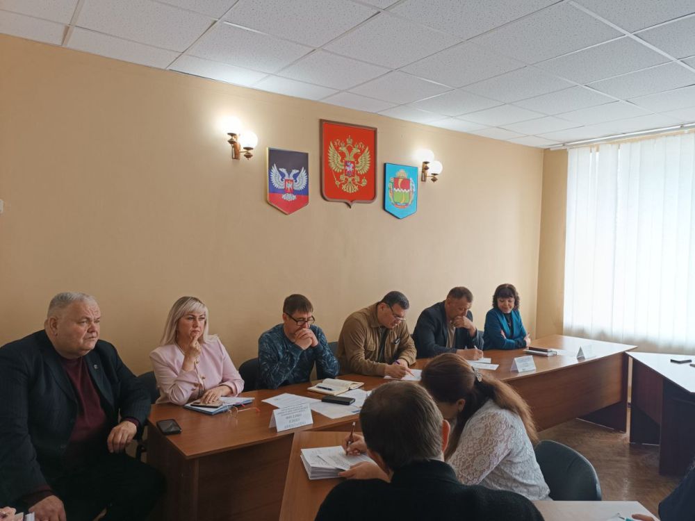 Игорь Лызов: На еженедельном аппаратном совещании с начальниками управлений, отделов, секторов администрации округа и руководителями учреждений рассмотрели ряд вопросов