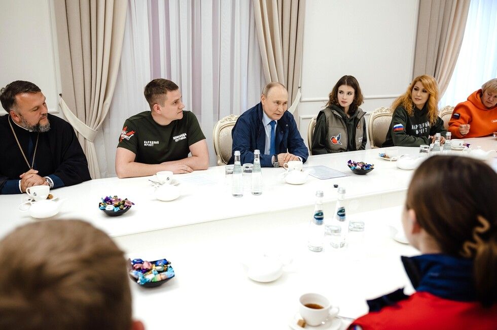 «Мы воюем с идиотами»: Путин встретился с волонтерами в Курской области
