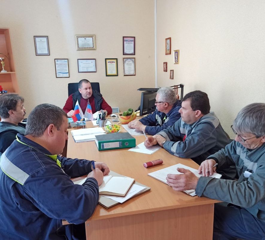 Сегодня, 21 мая депутат Старобешевского муниципального совета Донецкой Народной Республики Артём Менякин провёл встречу с трудовым коллективом в городе Комсомольское