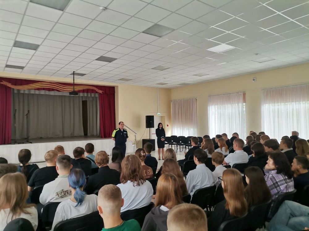 В ГБОУ «Светлодарский УВК» состоялась важная и познавательная встреча обучающихся с инспектором ГИБДД ОМВД России лейтенантом полиции Лабынцевым Д.С