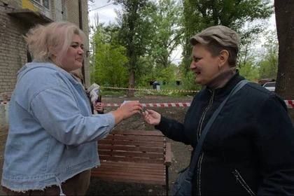 В Авдеевке вручили ключи жителям обновленного многоквартирного дома