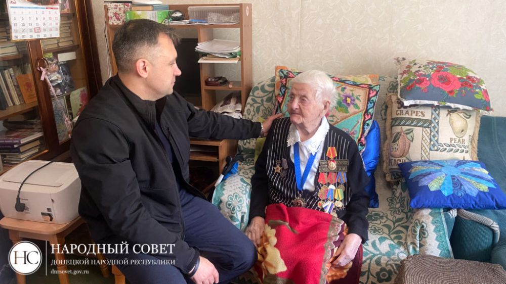 Николай Сытов вручил награду ветерану Великой Отечественной войны
