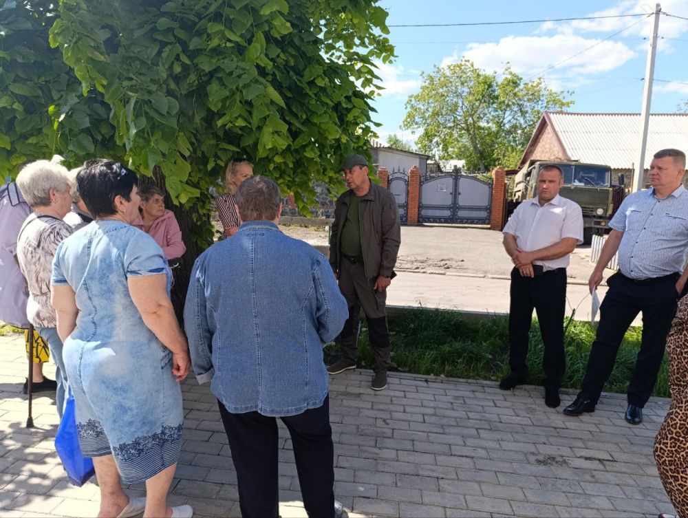 Константин Зинченко: Сегодня, совместно с представителями профильных организаций, встретился с жителями ул. Обручева, д.17, г. Волноваха