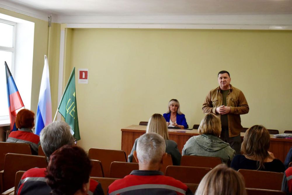 Секретарь местного отделения Всероссийской политической партии "Единая Россия" Игорь Лызов встретился с трудовым коллективом ООО "ПИК-ЦЕМЕНТ"