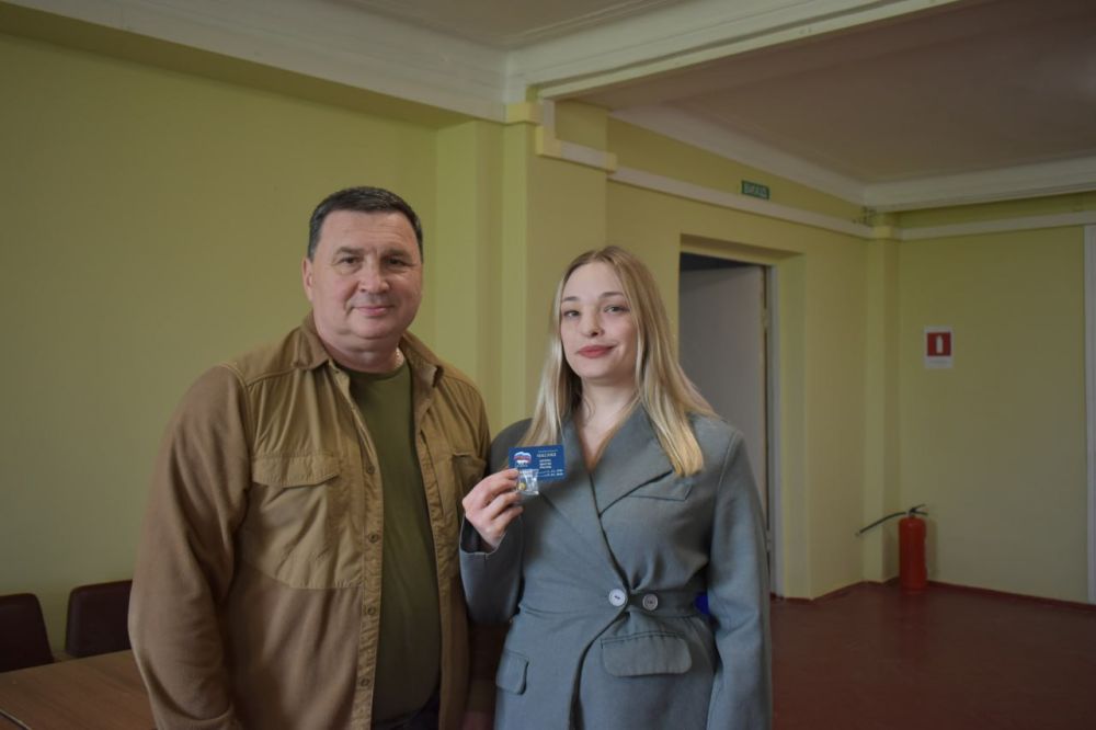 Игорь Лызов: Вручил партийные билеты членов Всероссийской политической Партии «Единая Россия» сотрудникам ООО «ПИК-ЦЕМЕНТ»