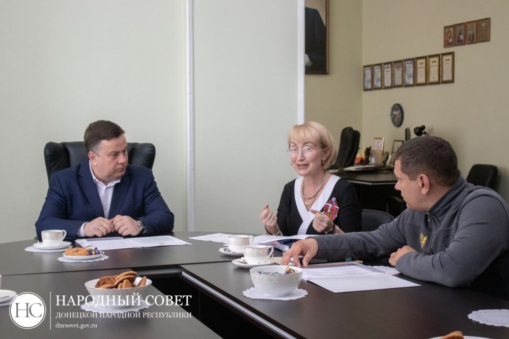 Константин Кузьмин обсудил вопросы поддержки бойцов с сотрудниками образовательной сферы