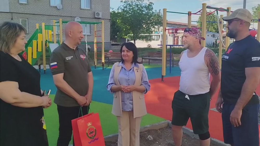 Новая детская площадка по ул. Менделеева: зона отдыха под открытым небом, куда можно прийти всей семьёй