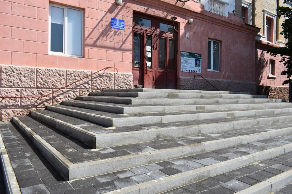 Игорь Лызов: Амурская область ремонтирует входную группу индустриального колледжа в Амвросиевке