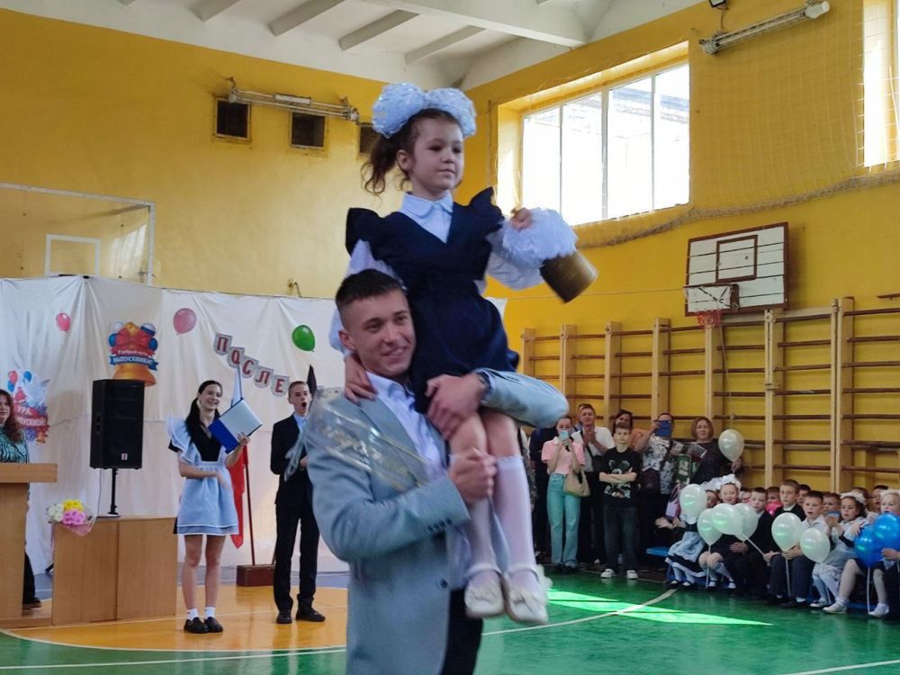 В школах Ждановки прозвенел «Последний звонок»