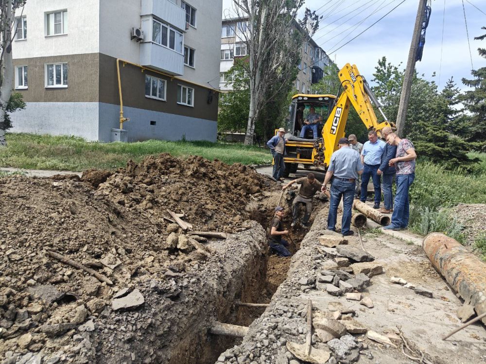 Коммунальные службы Снежного восстанавливают сети водоотведения
