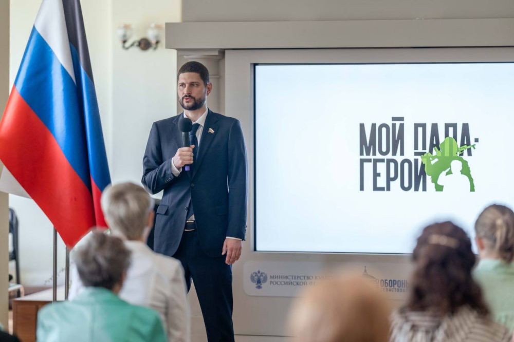 «И глаза молодых солдат С фотографий увядших глядят...»