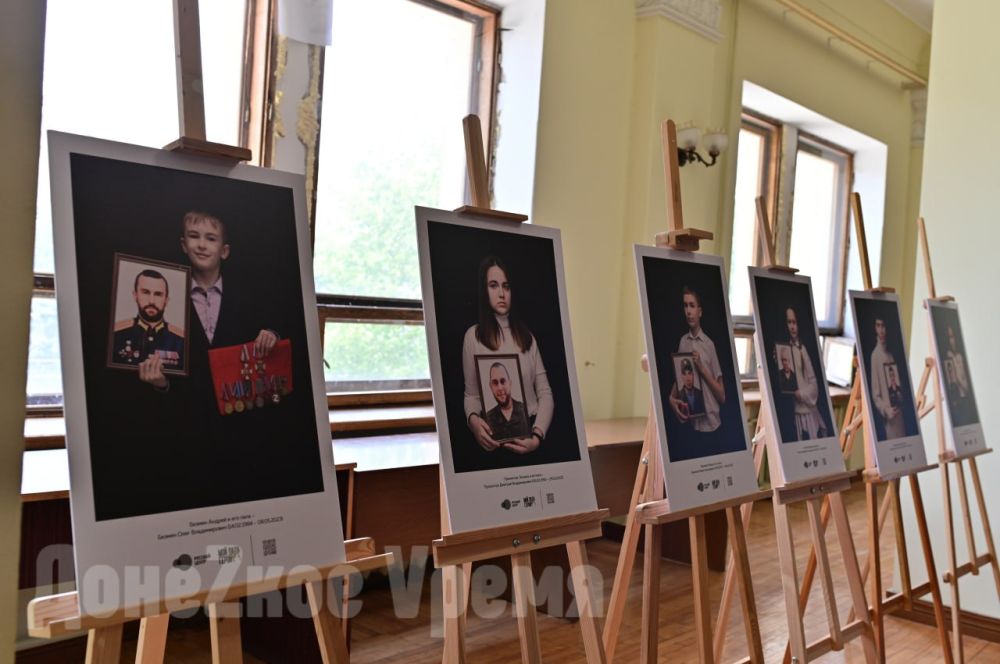 “Мой папа — Герой”: в годовщину авиаудара в Донецке открылась выставка о детях погибших ополченцев