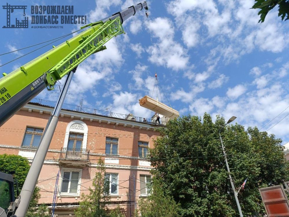 Игорь Лызов: Амурская область ремонтирует кровлю многоквартирного дома в Амвросиевке.Строители приступили к ремонту крыши дома по улице Ленина